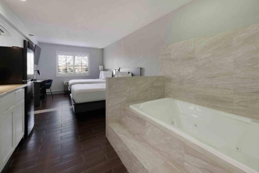 1 King - 2 Queen Beds  Non-Smoking Kitchen - foto 6