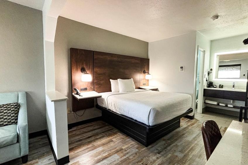 1 King Bed | Non-Smoking, Micfridge - foto 6