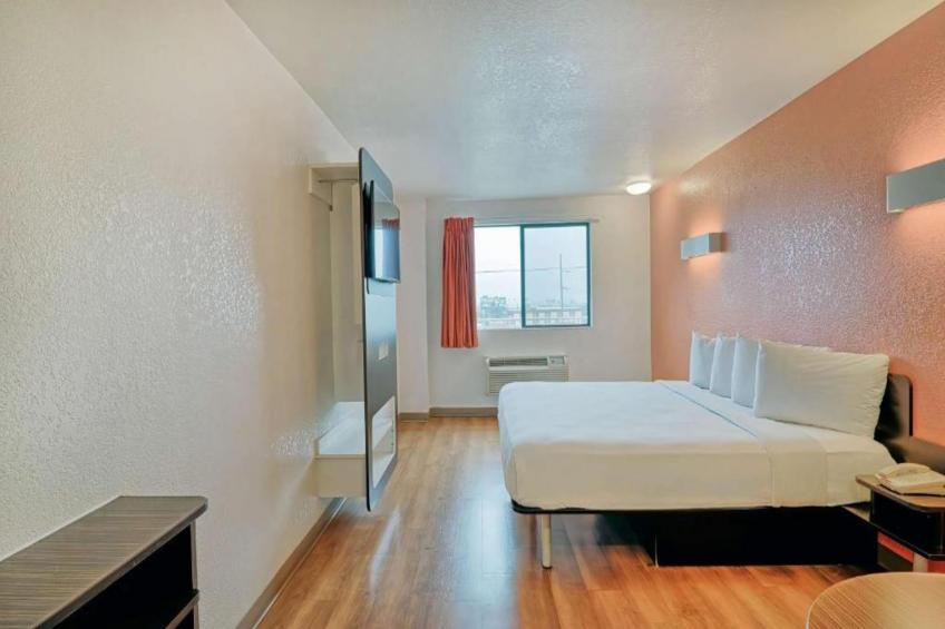 1 King Bed  Nsmk Fridge Hear Impair Shower - foto 13