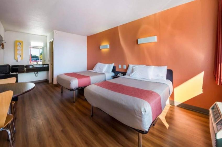 1 King Bed  Non-Smoking Micfridge - foto 2