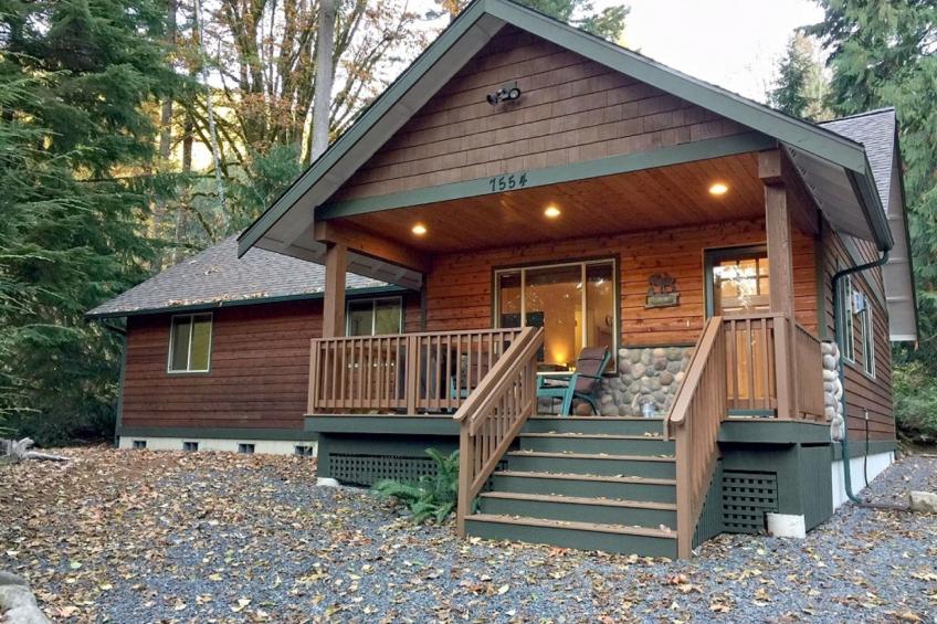 Moderne Hütte mit Whirlpool, Haustieren OK und Wi-Fi
