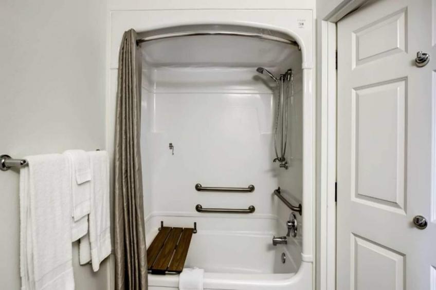 1 QUEEN BED  MOBILITY ACCESSIBLE TUB NON-SMOKING - foto 19