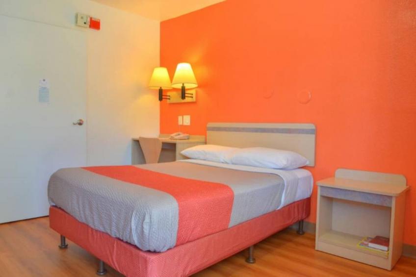 1 Queen Bed  Mini Fridge - foto 6