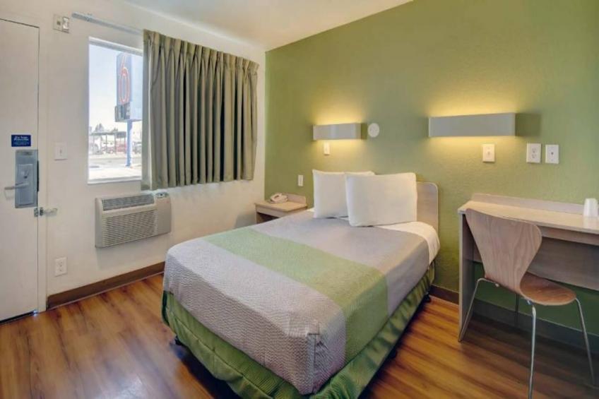 1 QUEEN BED  MICFRIDGE - foto 4