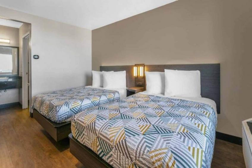 2 Queen Beds  Suite Non-Smoking Micfridge - foto 7