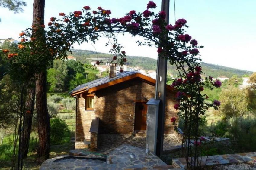 mit Sonnenterrasse und großem Garten