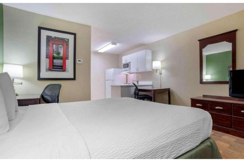 1 Queen Bed  ADA\/RI Shower\/Non-Smoking\/Kitchen - foto 8