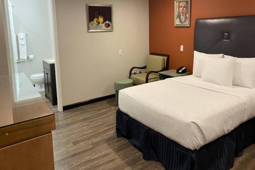 1 Queen Bed  Non-Smoking Micfridge - foto 5