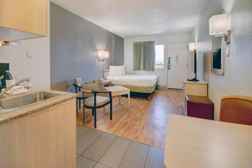1 FULL BED  MOBILITY ACCESSIBLE TUB NON-SMOKING KITCHEN - foto 17