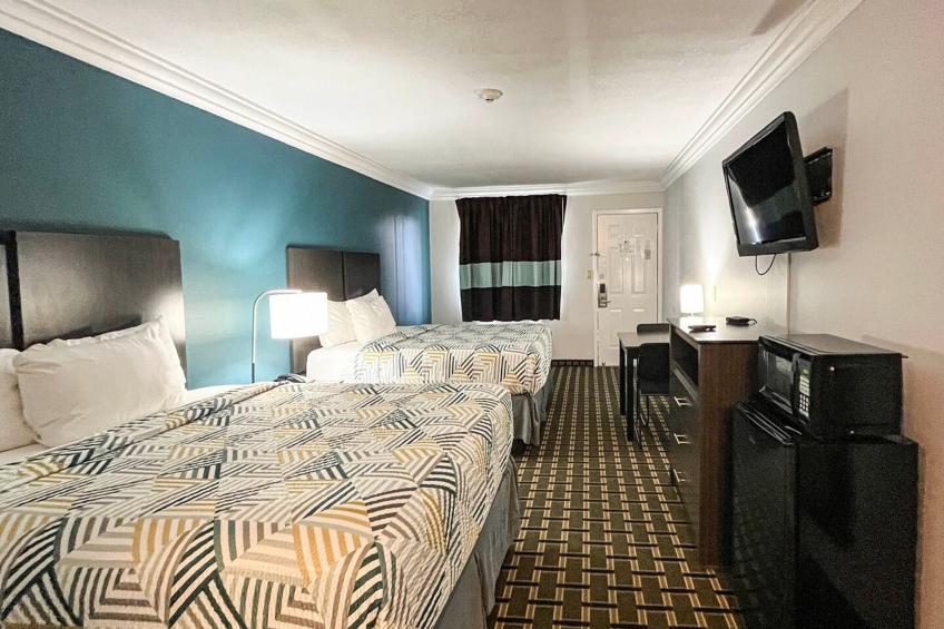 2 Queen Beds | Smoking, Micfridge - foto 12