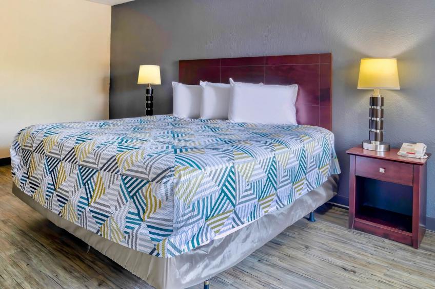 1 King Bed | Smoking, Micfridge - foto 7