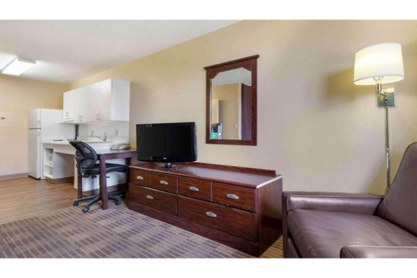 1 Queen Bed  Non-Smoking Kitchen - foto 10