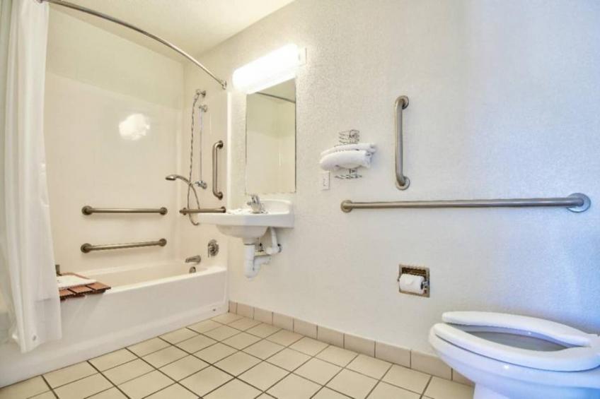 2 FULL BEDS  MOBILITY ACCESS RI SHOWER NSMK - foto 17