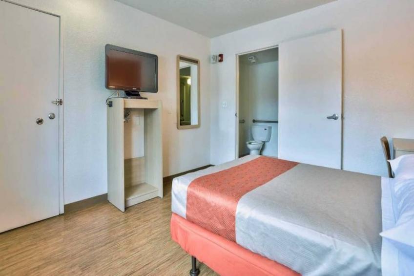 1 Full Bed  ADA/Tub/Micfridge - foto 5