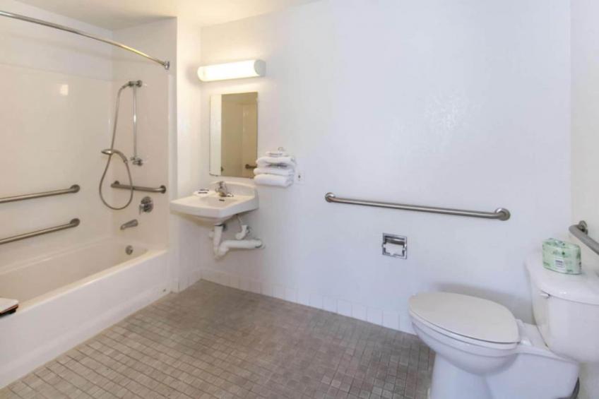 1 Full Bed  ADA/RI Shower - foto 20