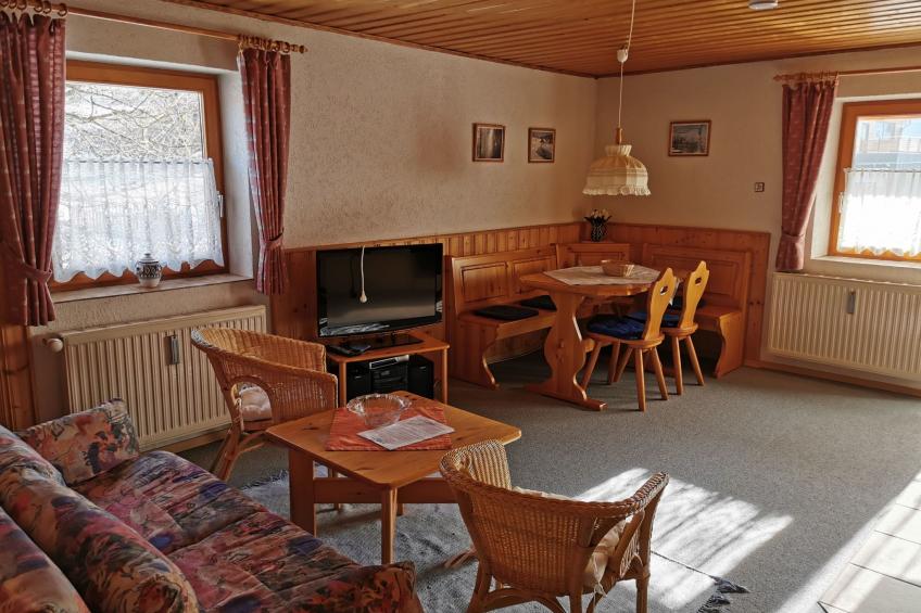 mit komplett eingerichteter Küchenzeile im Wohnraum