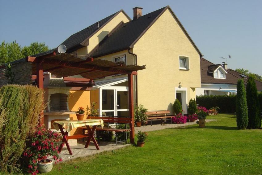 mit Garten und Pools