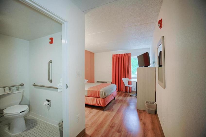 1 Full Bed  ADA/RI Shower - foto 18
