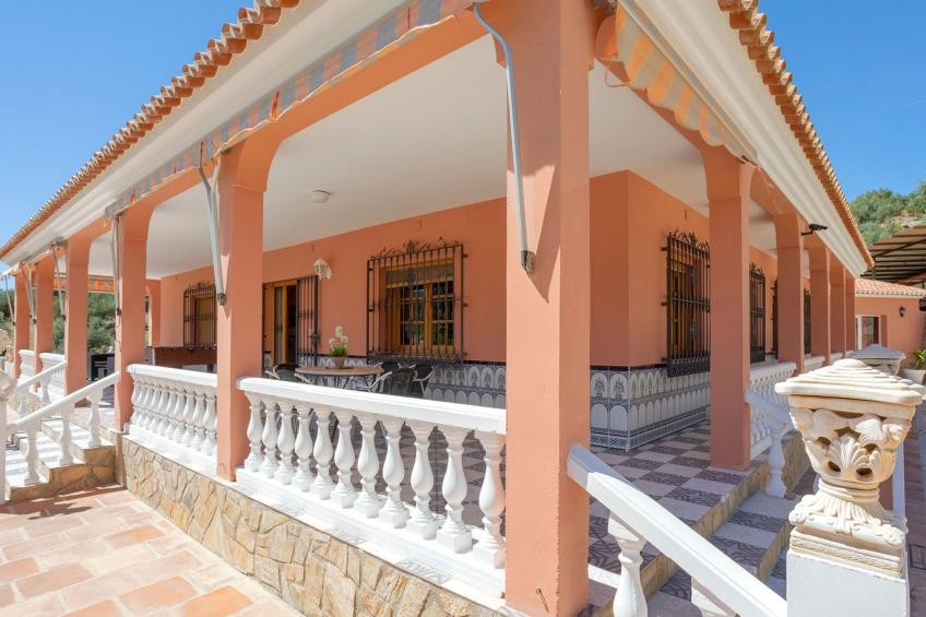 Familienhaus mit großzügigen Außenanlagen - foto 4