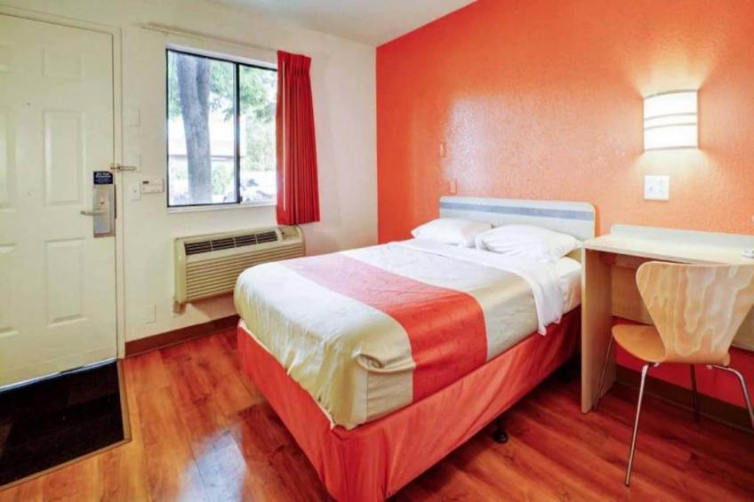 1 Queen Bed  Micfridge - foto 16