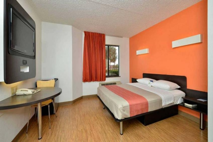 1 Queen Bed  ADA/RI Shower/Non-Smoking - foto 2