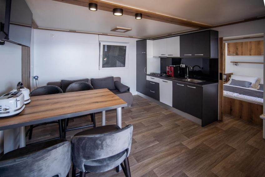 Seaside Deluxe Escape at Klenovica Camping - Two Bedroom Mobile Home with Hot-Tub  (owner 419) - foto 4