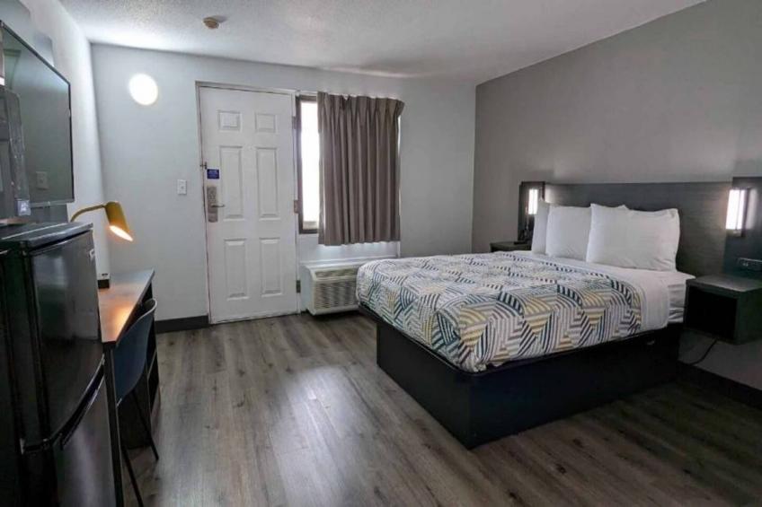 1 Full Bed  ADA/Tub