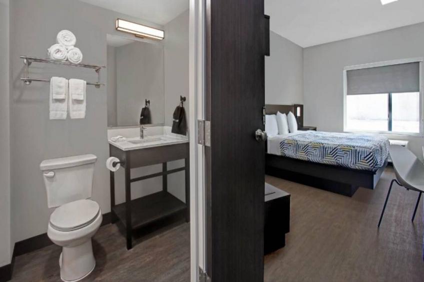 1 King Bed  Nsmk Kitchen Shower - foto 6