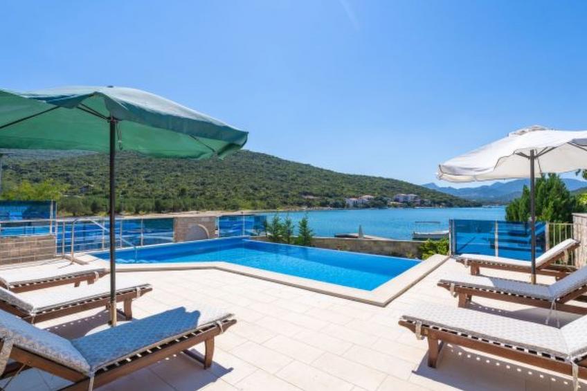 Beachfront Apartment house Hon with pool - foto 12