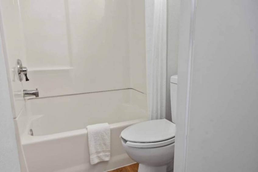 1 Queen Bed  Non-Smoking Kitchen - foto 25