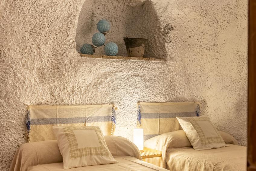 Cueva Mariana Pineda - foto 18