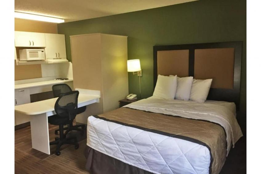 1 King Bed | Non-Smoking, Kitchen, Shower - foto 26