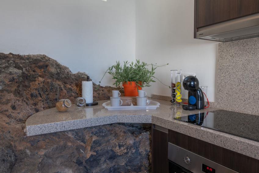 Spektakuläre Höhle mit zwei großen Terrassen am Meer - foto 17