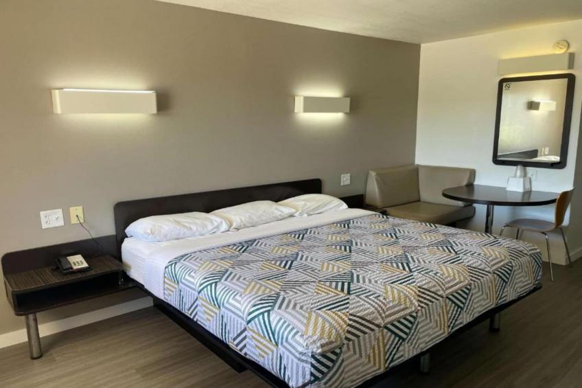 1 King Bed  Non-Smoking