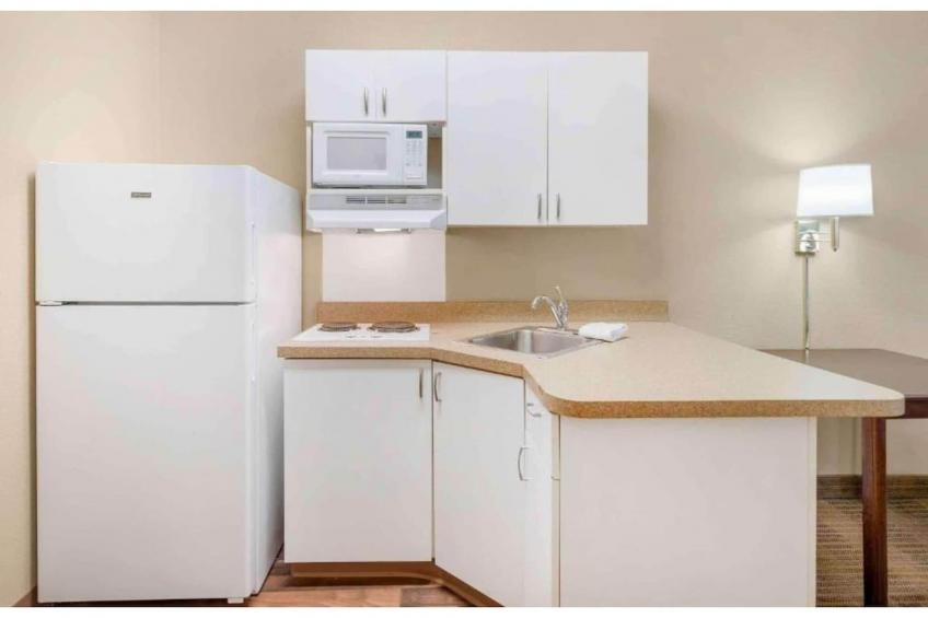 1 King Bed | Non-Smoking, Kitchen, Shower - foto 3