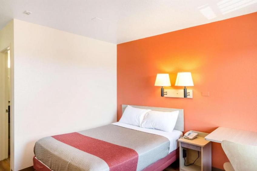 1 Queen Bed  Micfridge - foto 4