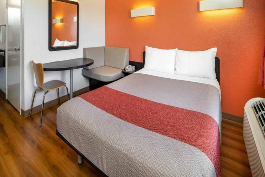 1 Queen Bed  Mini Fridge - foto 6
