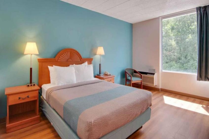 1 Queen Bed  Non-Smoking Micfridge - foto 3