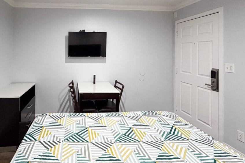 1 King Bed | Non-Smoking, Micfridge - foto 8