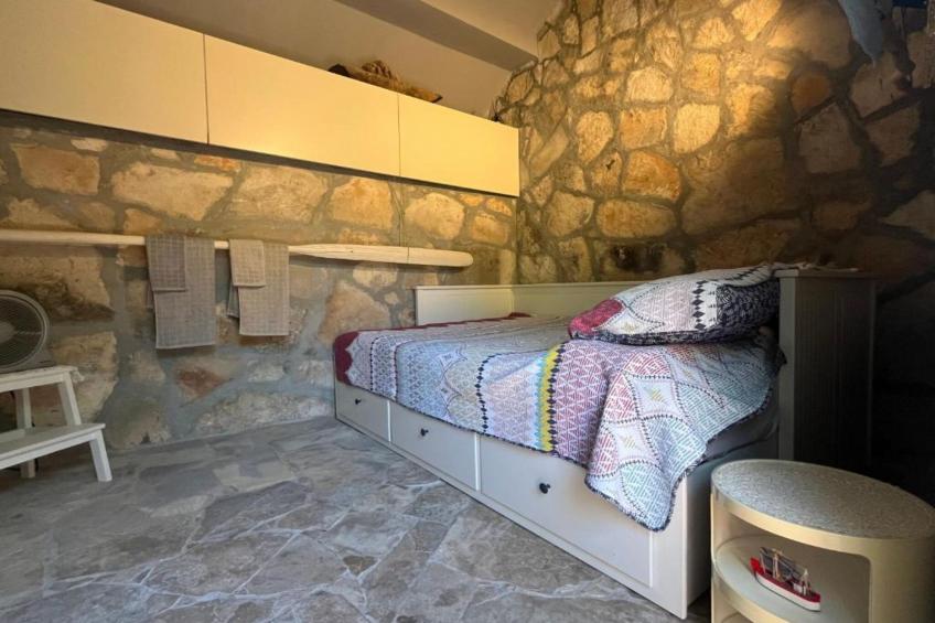 Romantic Stone House and Yard Near Stunning Beach - Two Bedroom Holiday Holiday Home  with  Patio and Terrace - foto 9