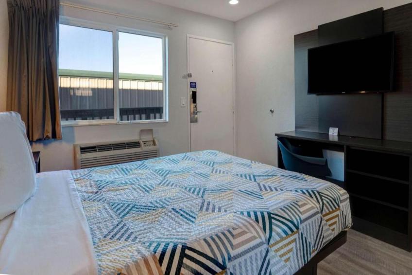 1 Queen Bed  Non-Smoking Micfridge - foto 10