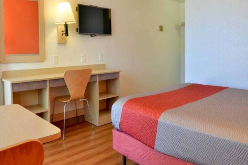 1 Queen Bed  Mini Fridge - foto 16