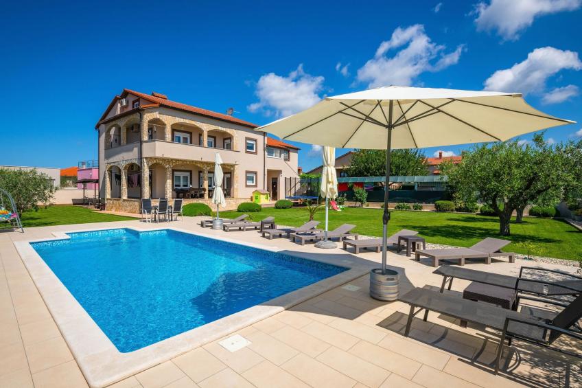 Schöne Villa in ruhiger Stadt mit Pool und BBQ - foto 27
