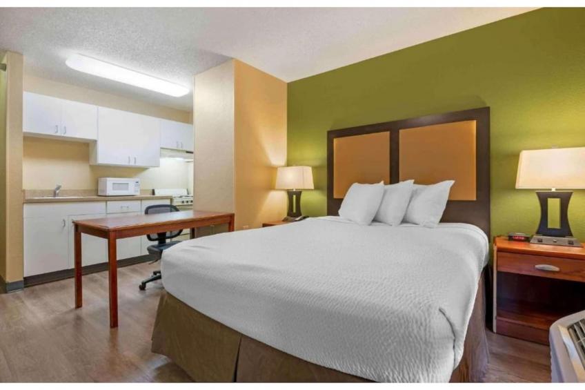 1 King Bed | Non-Smoking, Kitchen, Shower - foto 20