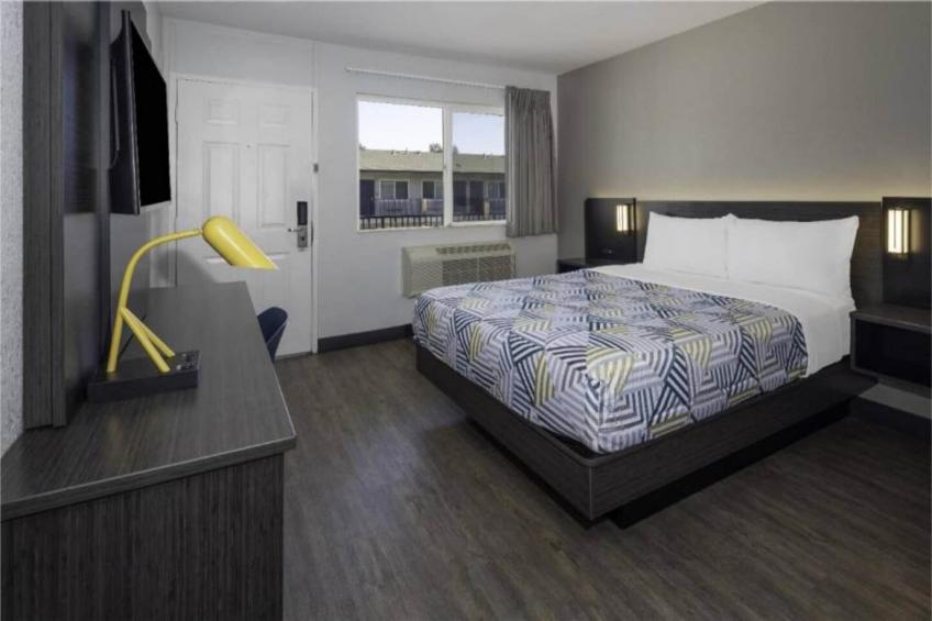1 Queen Bed  Mini Fridge - foto 23