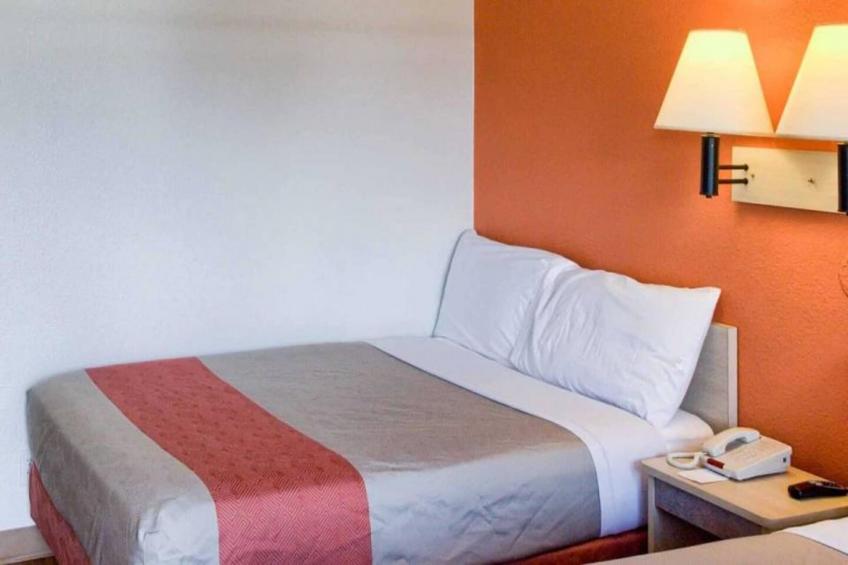 1 Full Bed  ADA/RI Shower - foto 7