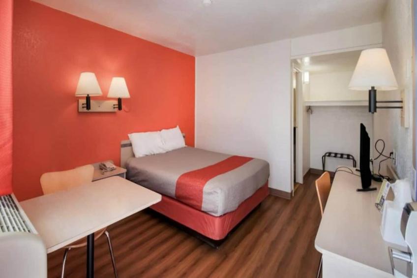 1 Queen Bed  Mob Acc RI Shwr Nsmk Micfridg - foto 14