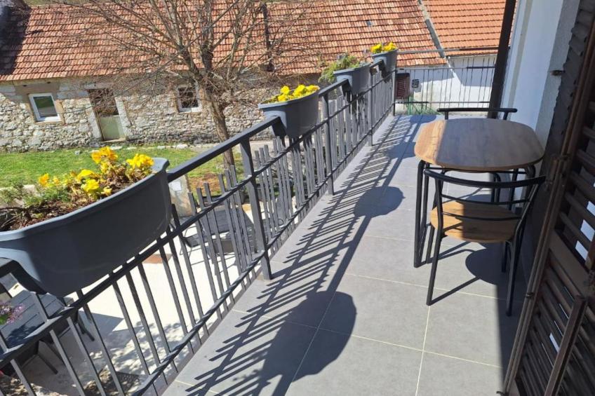 Apartment and Room Mare Vrlika - Two Bedroom Apartment  with Balcony - foto 7