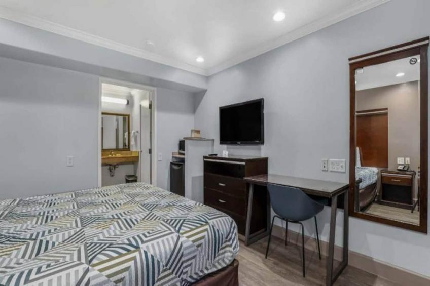 1 Queen Bed  Non-Smoking Micfridge - foto 15
