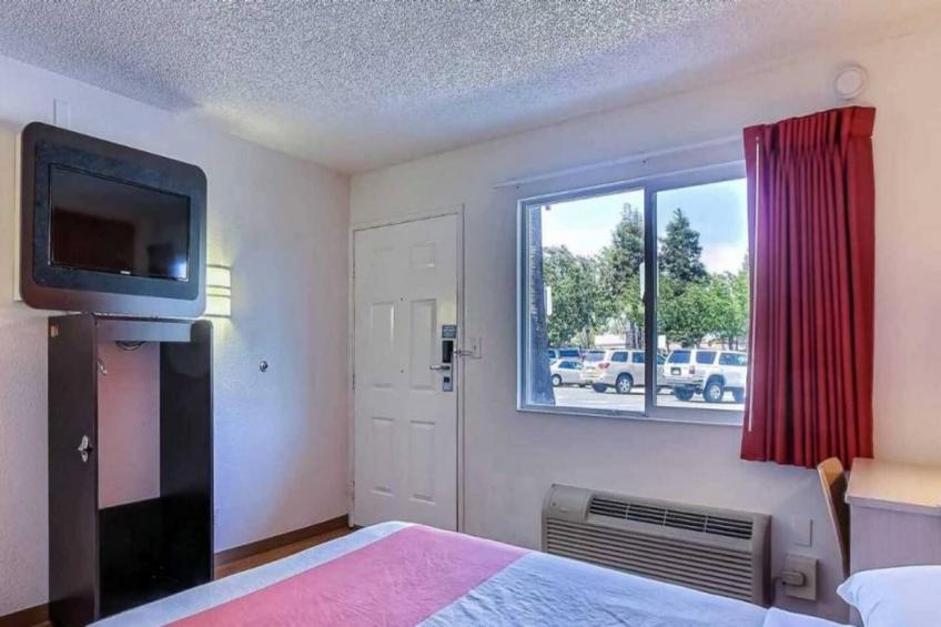 1 Full Bed  ADA/Tub/Mini Fridge - foto 9